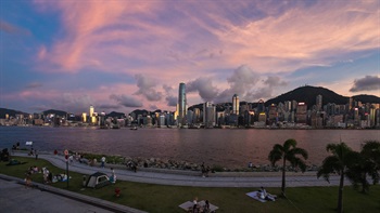 香港島的日落帶出聞名國際的香港天際線景色。